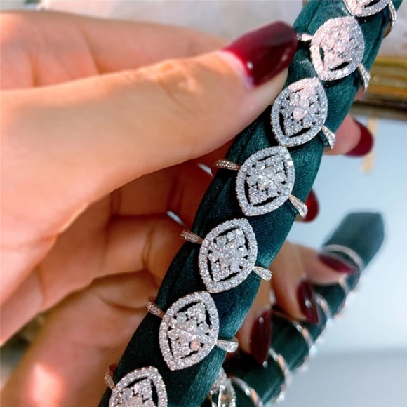 Luxury Diamond Ring - Picture 5 of 6